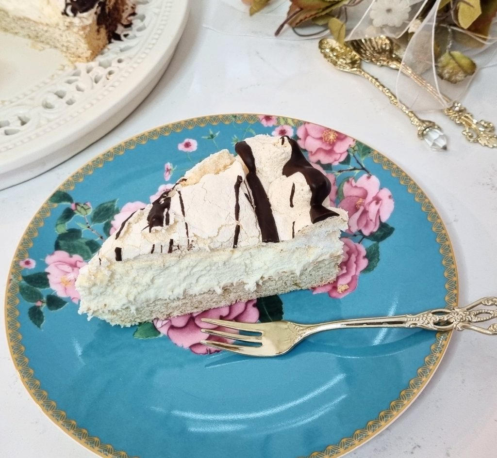 עוגת שכבות קרם וניל מרנג וקצפת