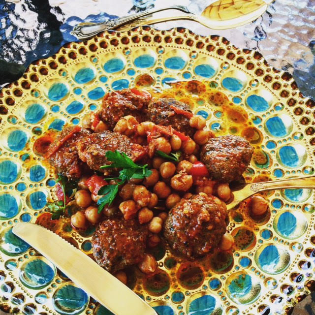 קציצות בקר עם חומוס