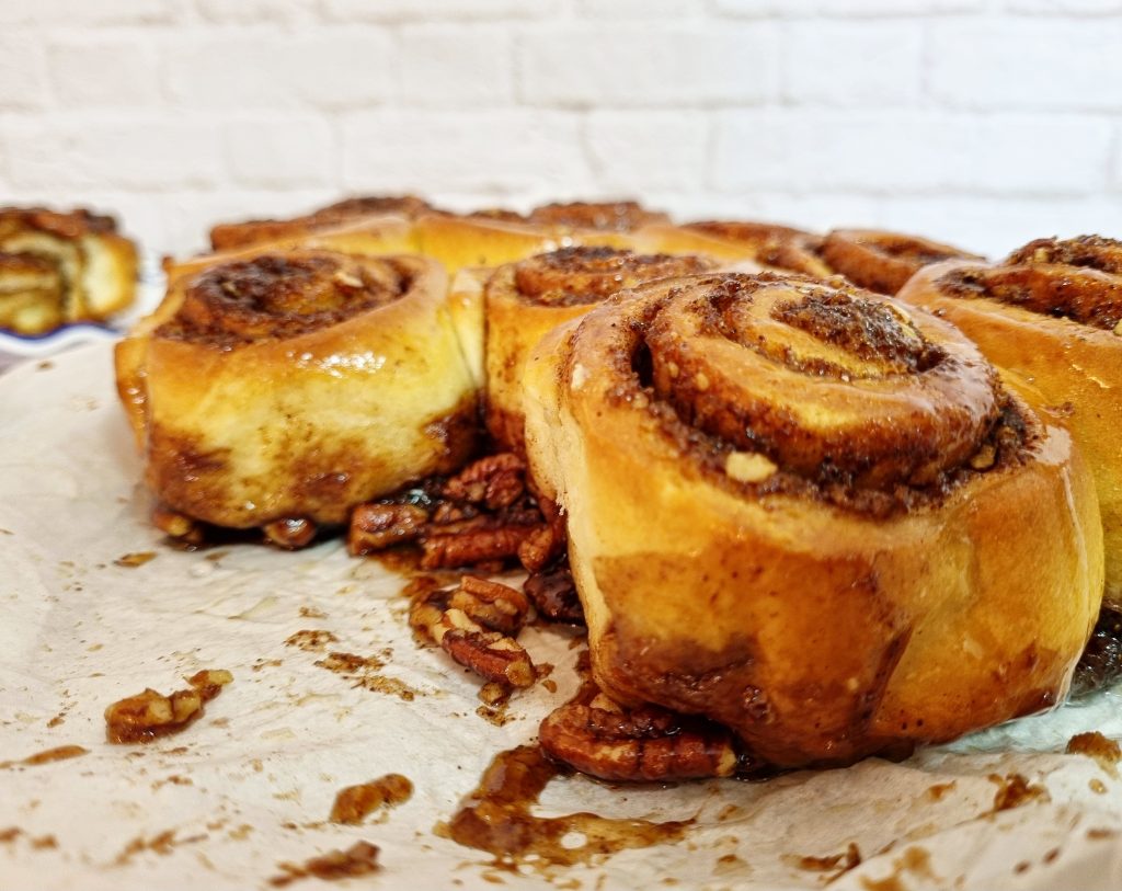 עוגת שושנים ברוטב קרמל סטיקי באנס