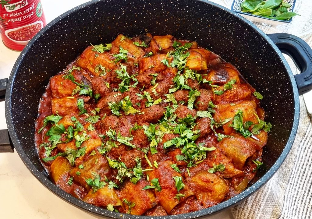 גלילות חצילים קלויים בתנור עם בשר