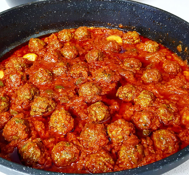 קציצות בקר עם עגבניות