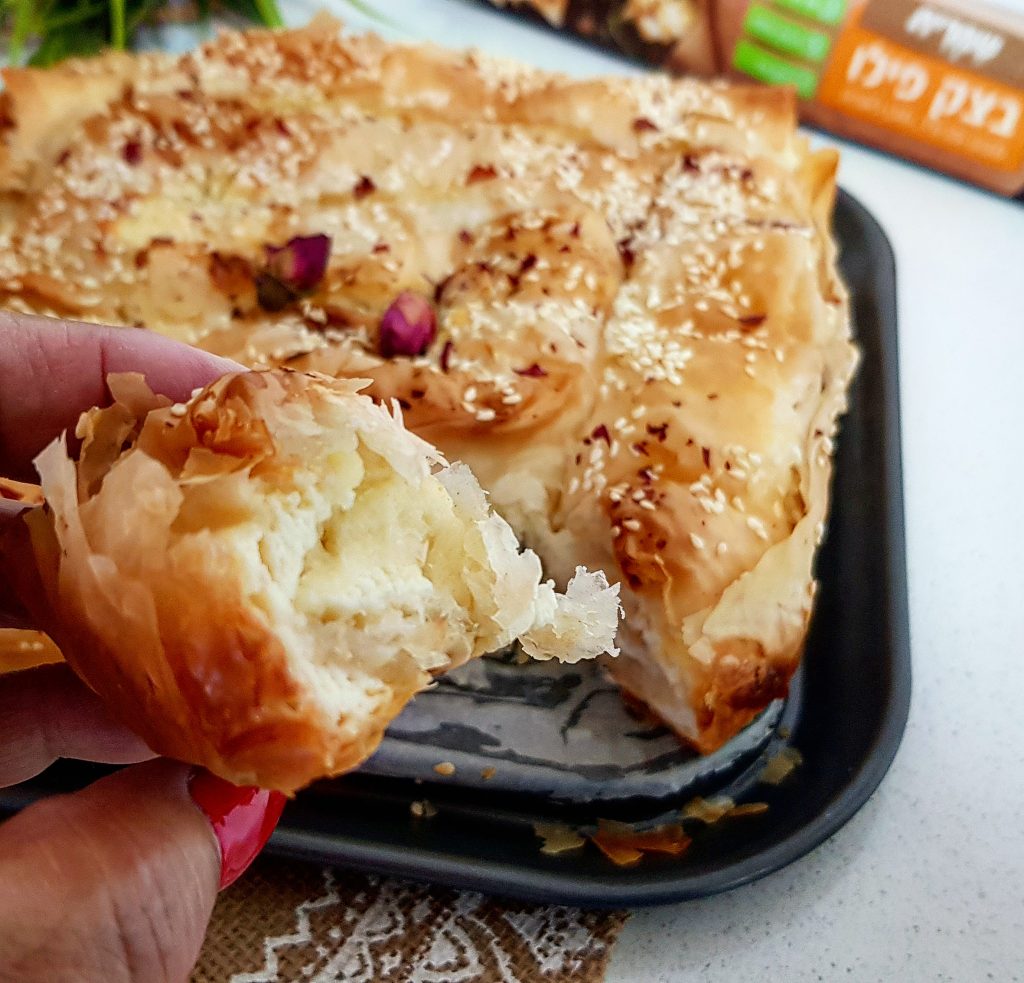 מאפה פילו במילוי גבינות ומחית מנגו