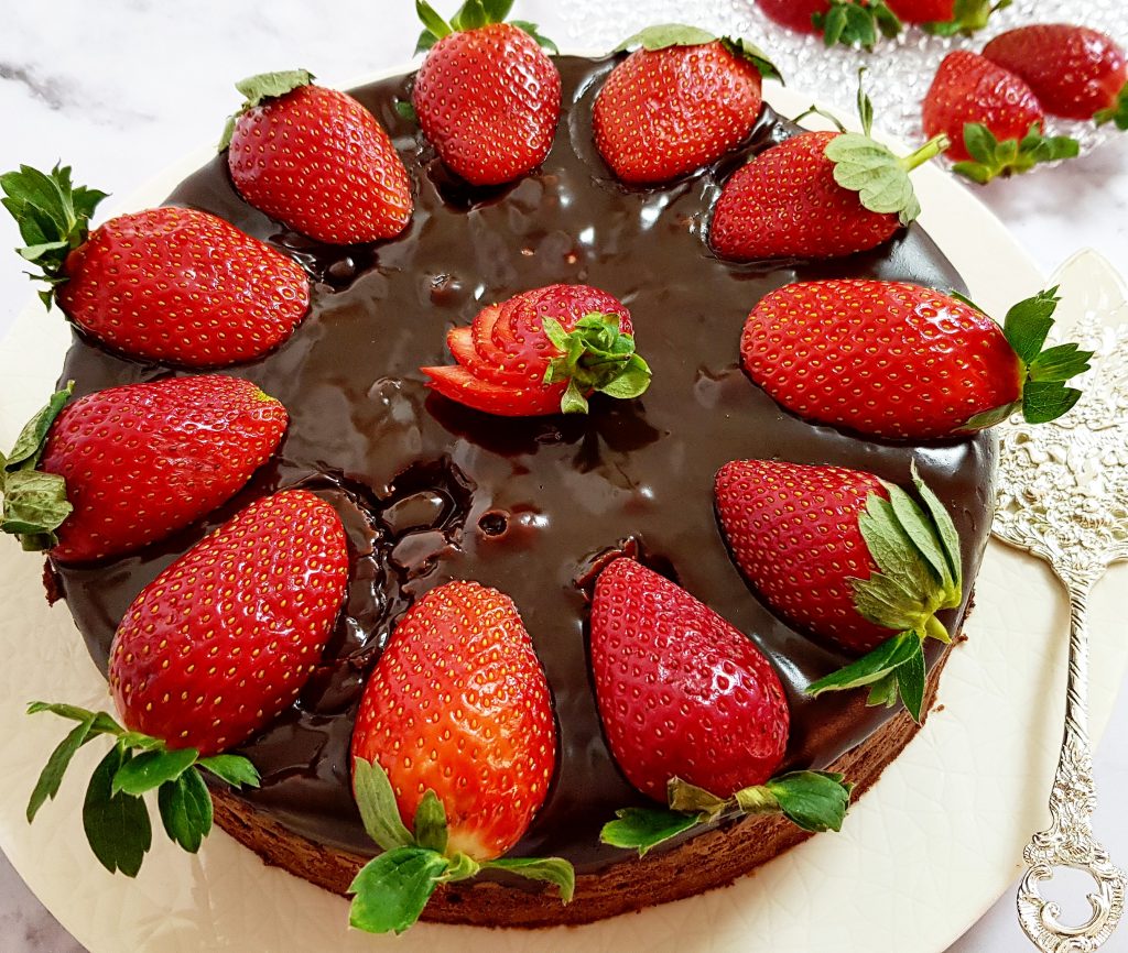 עוגת שוקולד בחושה מקמח כוסמין ותותים