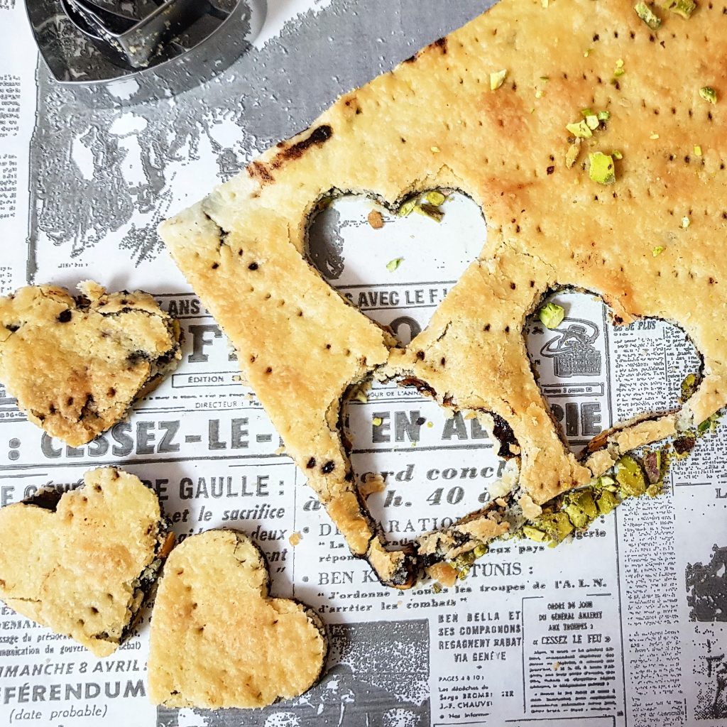 עוגיות פריכות במילוי קקאו ופיסטוק