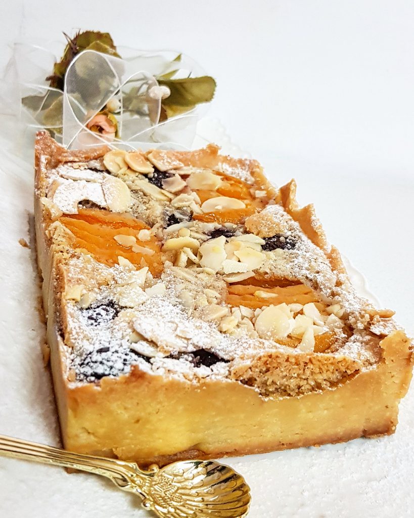 טארט משמשים ודובדבנים