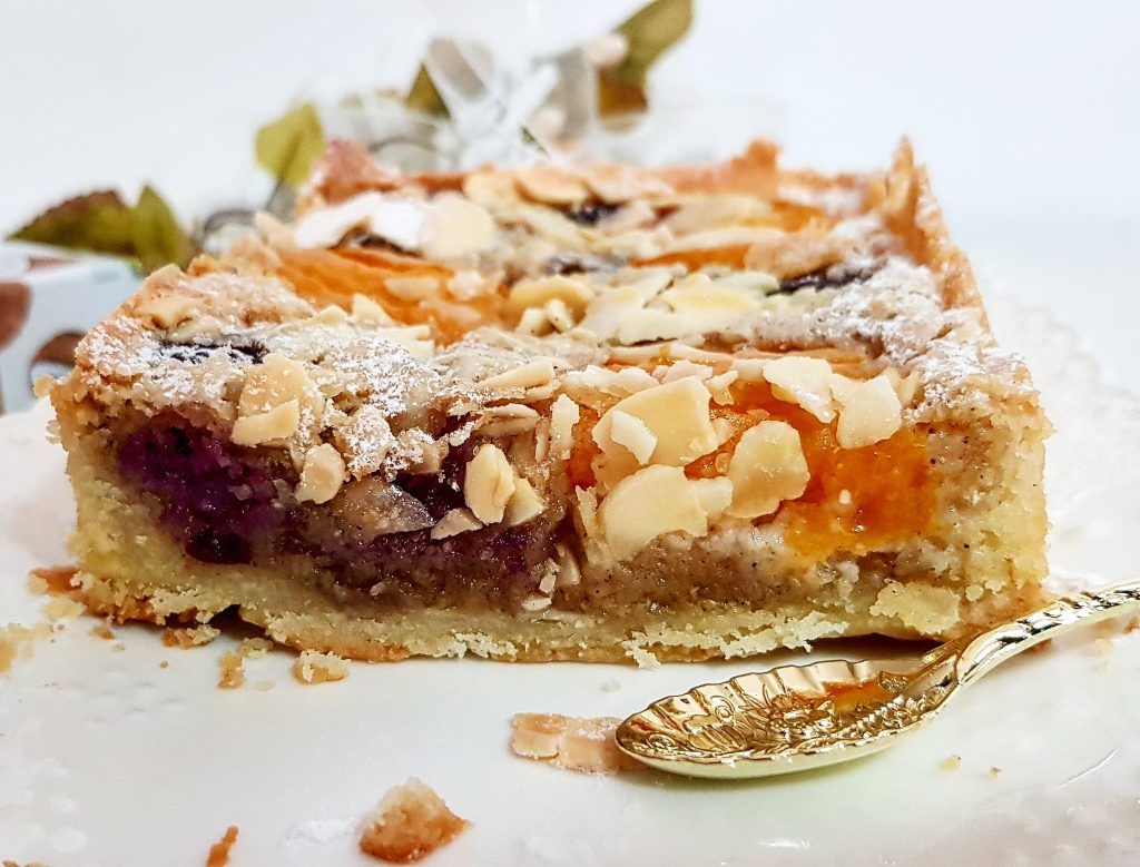 טארט משמשים ודובדבנים