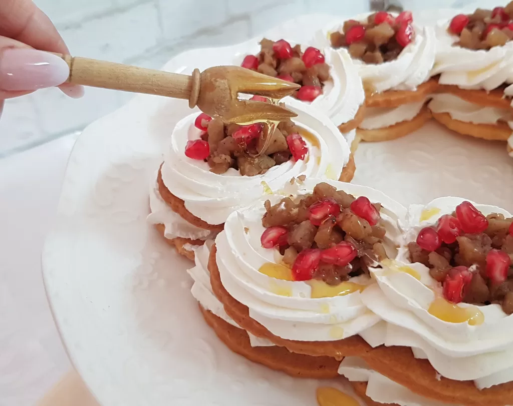 עוגת שושנים ותפוחים בבצק פריך