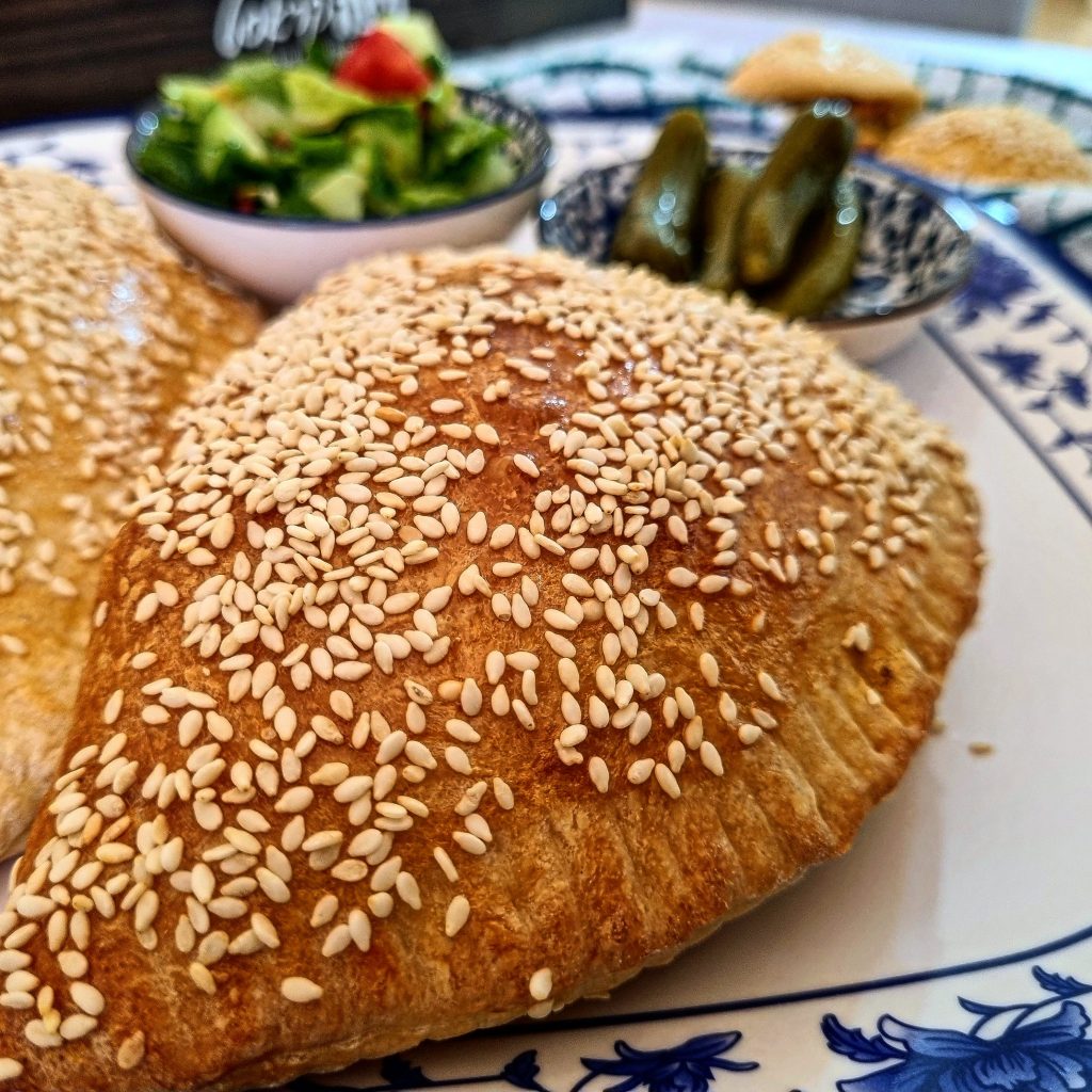 סמבוסק אפוי במילוי חומוס ותבלינים