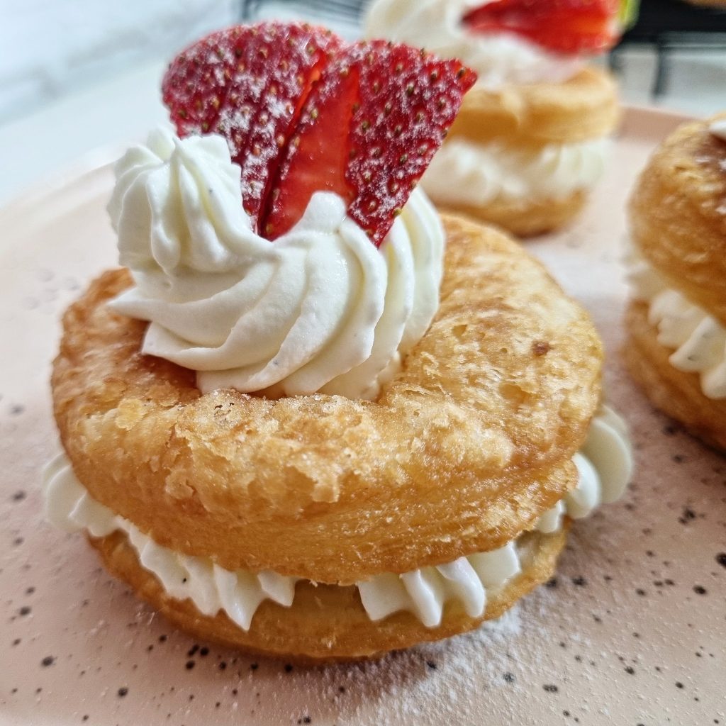 מאפה בצק עלים במילוי קרם פטיסייר