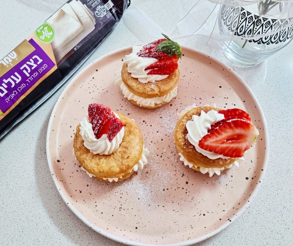 מאפה בצק עלים במילוי קרם פטיסייר